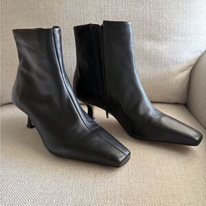 Gianni Bini Sleek Black Kitten Heel Side Zip Modern Ankle Boots New 7M